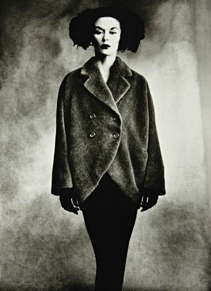 Moteris Balenciaga’os apsiaustu (modelis - Lisa Fonssagrives-Penn), Paris, 1950. Šis 24.1 x 17.5 cm silver-print’as parduotas už 31 250 US$