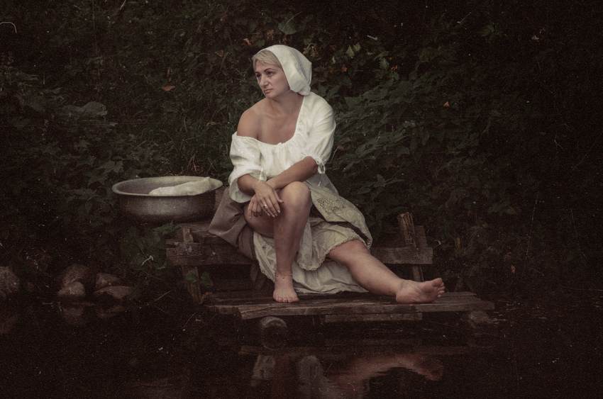 Зрелая женщина с голыми сиськами стирает и моется на улице
